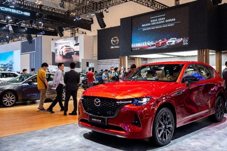 Melampaui ekspektasi, Mazda CX-60 yang awalnya ditargetkan untuk terjual 30-unit, berhasil mencapai penjualan lebih dari 100-unit sepanjang GIIAS 2024 - menunjukkan bahwa Mazda CX-60 sudah diterima dengan baik oleh konsumen produk premium di Indonesia. (doc. Mazda)