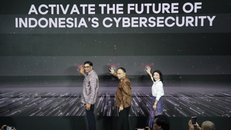 (Ki-Ka) President Director & CEO Indosat Vikram Sinha, Menteri Komunikasi & Informatika RI Budi Arie Setiadi dan Country Manager & President Director Mastercard Indonesia Aileen Goh saat Peluncuran Program Penguatan Kapabilitas Keamanan Siber bagi 1 Juta Talenta Digital yang berlangsung di Jakarta, Rabu. (doc. Indosat)