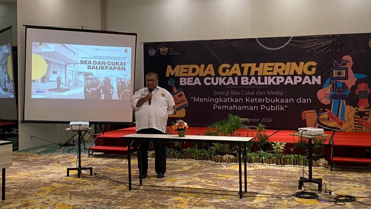 Kepala Bea Cukai Balikpapan, Raden Muhamad Agus Ekawidjaja, dalam sambutannya menegaskan pentingnya kepercayaan dalam hubungan antara institusi pemerintah dan media. (doc. Muhammad/PortalBalikpapan)