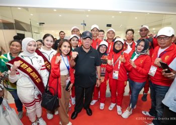 Plt. Kepala Otorita IKN yang juga Menteri Pekerjaan Umum dan Perumahan Rakyat (PUPR), Basuki Hadimuljono bersama tim atlet IKN. (doc. Humas Otorita IKN)