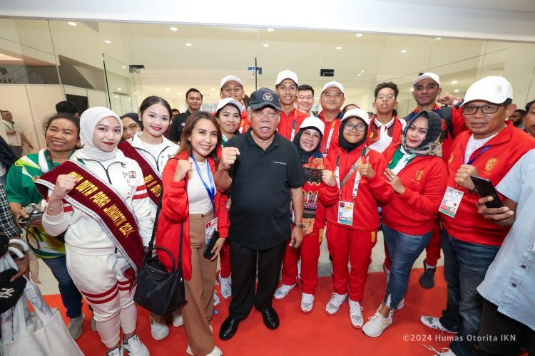 Plt. Kepala Otorita IKN yang juga Menteri Pekerjaan Umum dan Perumahan Rakyat (PUPR), Basuki Hadimuljono bersama tim atlet IKN. (doc. Humas Otorita IKN)