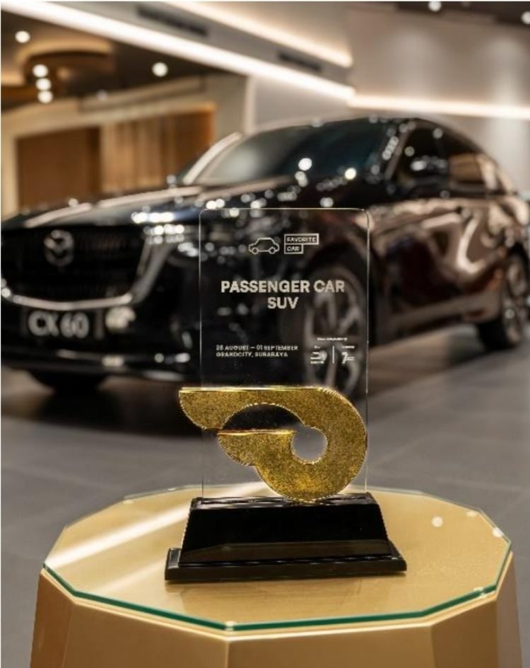 Mazda juga prestasi gemilang dengan memenangkan penghargaan Passenger Car SUV melalui model Mazda CX-60, yang diberikan oleh GAIKINDO, di GIIAS Surabaya 2024. (doc. Mazda)