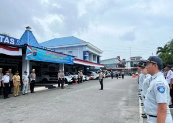 Apel Pasukan Ops Zebra Mahakam 2024 di halaman Mako Ditlantas Polda Kaltim. (doc. Instagram/poldakaltim)