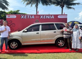 Machlan Hastaika dan istri (kanan) bersama mobil Daihatsu Xenia keluaran 2004 miliknya. (doc. Muhammad/PortalBalikpapan)