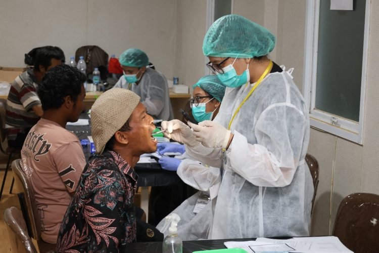 Pemeriksaan pekerja yang ada di kawasan IKN dengan fokus utama pada pencegahan penyakit tidak menular dan penyuluhan ergonomis dalam bekerja. (doc. Humas Otorita IKN)