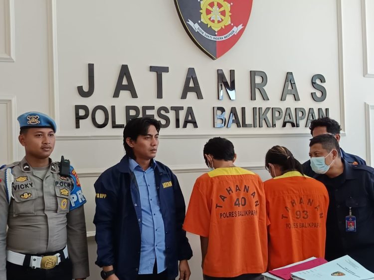 Dua tersangka TS dan HJ ditetapkan sebagai tersangka judi sabung ayam. (doc. MHD/PortalBalikpapan)