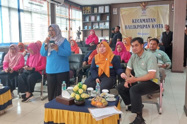 Video conference dari masing-masing kecamatan yang dipimpin Kepala Dinas Kesehatan (Dinkes) Kota Balikpapan, Alwiati yany juga mewakili Ketua TP PKK Nurlena Rahmad Mas'ud. (doc. Humas Pemkot)