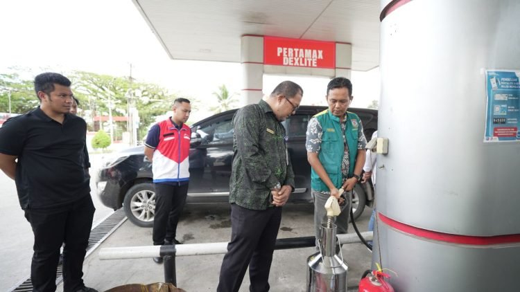 Pemkot Balikpapan bersama Pertamina Patra Niaga melakukan pengecekan kualitas BBM di KM 9 Jalan Soekarno Hatta. (doc. Humas Pertamina Patra Niaga/mhd/pb)