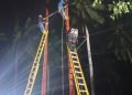 Petugas PLN melakukan perbaikan sistem kelistrikan di wilayah Manggar. (doc. Istimewa)
