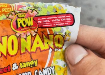 Bungkus permen nano-nano tahun 2010 ditemukan di Pantai Ambalat, masih bagus dengan tulisan yang jelas terbaca. (doc. Reno/pb)