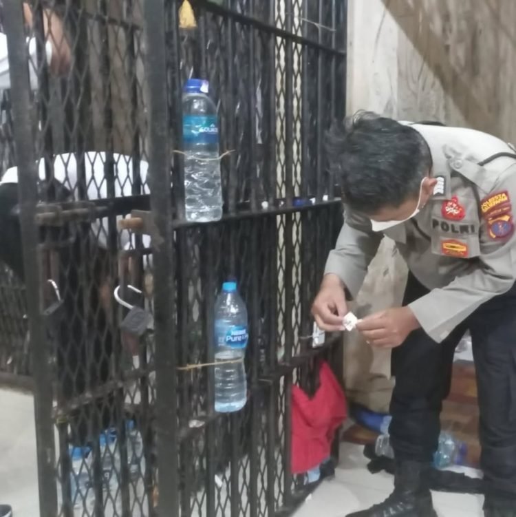 Polisi melakukan pemeriksaan di rutan untuk tingkatkan keamanan dan keselamatan. (doc. IG @polsekbalikpapanbarat)