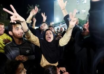 Warga Gaza merayakan kegembiraan pasca pengumuman gencaran senjata. (Dok. Reuters)