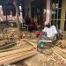 Gunanto (kiri) bersama seorang karyawan sedang memproduksi produk mebel. (doc. IM/PortalBalikpapan)