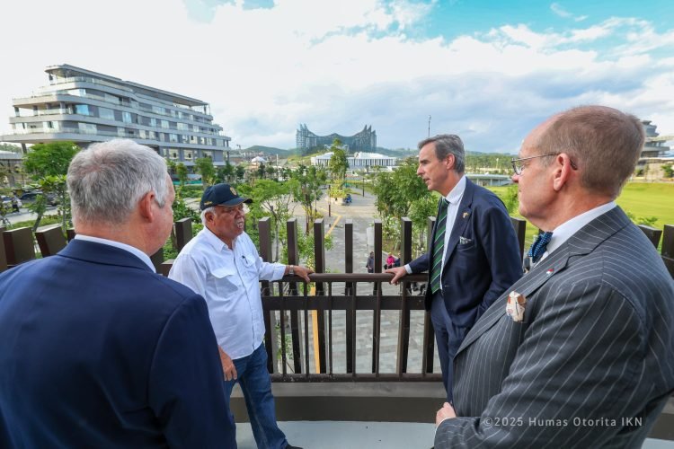Kepala Otorita IKN, Basuki Hadimuljono, bersama delegasi Parlemen Swedia di IKN. (doc  Humas Otorita IKN)
