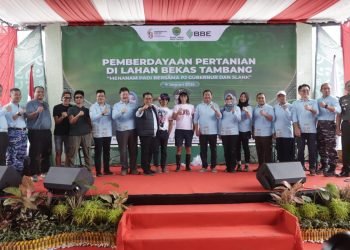 Pj Gubernur Kaltim Akmal Malik bersama personel band legendaris Indonesia, Slank, melakukan penanaman padi di lahan eks tambang. (doc. Pemprov Kaltim)