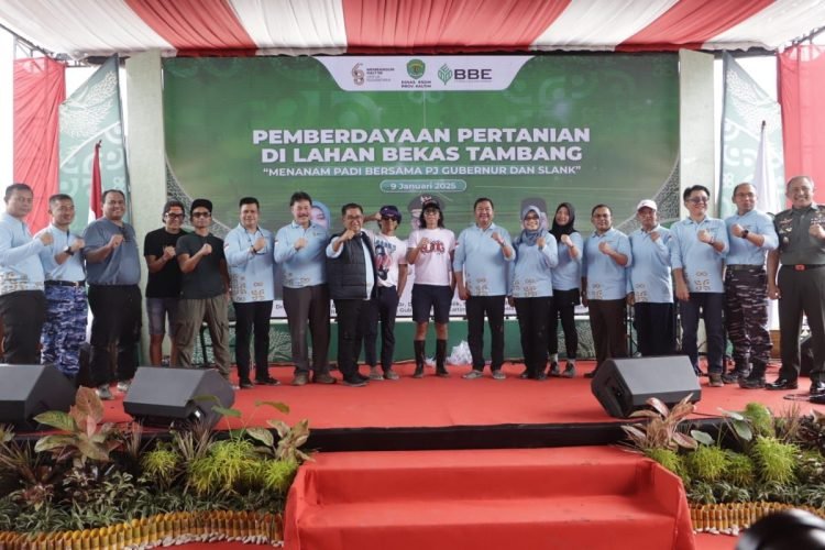 Pj Gubernur Kaltim Akmal Malik bersama personel band legendaris Indonesia, Slank, melakukan penanaman padi di lahan eks tambang. (doc. Pemprov Kaltim)