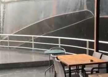 Tangkapan layar tongkang menabrak kafe di Samarinda seberang. (doc. Istimewa)