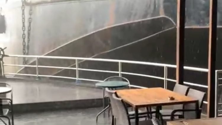 Tangkapan layar tongkang menabrak kafe di Samarinda seberang. (doc. Istimewa)