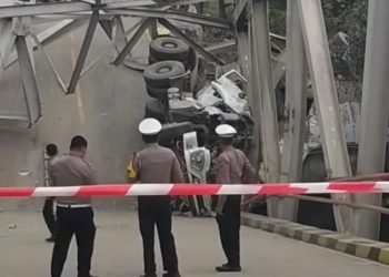 Tangkapan layar Jembatan Busui ambruk akibat tertabrak truk. (Dok. Istimewa)