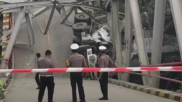 Tangkapan layar Jembatan Busui ambruk akibat tertabrak truk. (Dok. Istimewa)