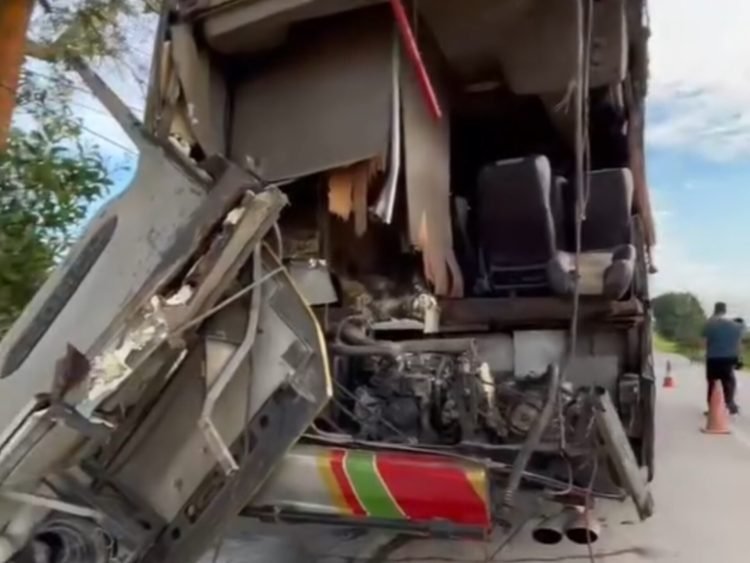 Kondisi bus kecelakaan di Kariangau. (dok. PB)