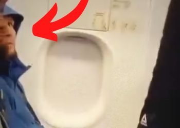 Tangkapan layar detik-detik Khabib diusir dari pesawat. (doc. Tangkapan Layar)