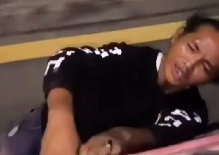 Tangkapan layar pemuda diduga preman gelantungan di truk sembari minta tolong. (doc. Istimewa)