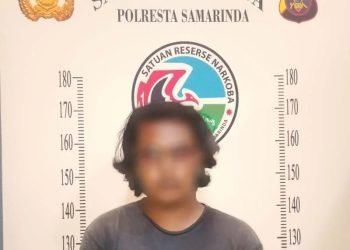 Tersangka ZD beserta barang bukti diamankan Polresta Samarinda. (dok. TribrataNews)