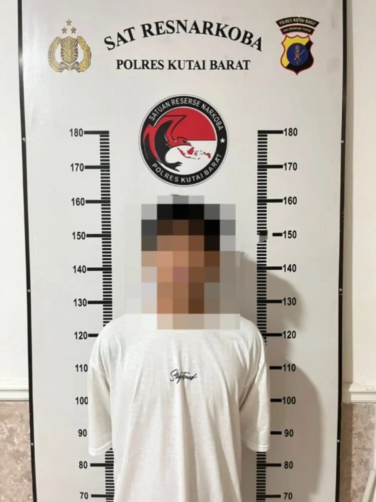 Tersangka AK (22) berhasil diamankan Polres Kubar. (dok. TribrataNews)