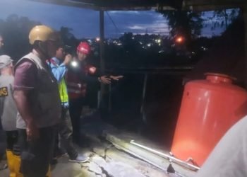 Personil Brimob Polda Kaltim dan BPBD Balikpapan kunjungi lokasi longsor di Klandasan, Balikpapan. (dok. Tribrata)