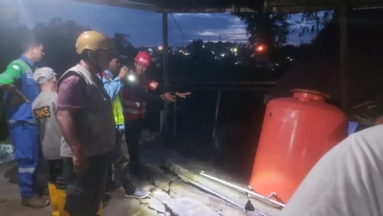 Personil Brimob Polda Kaltim dan BPBD Balikpapan kunjungi lokasi longsor di Klandasan, Balikpapan. (dok. Tribrata)