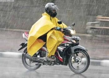 Ilustrasi hujan pakai mantel ponco. (Dok. Istimewa)