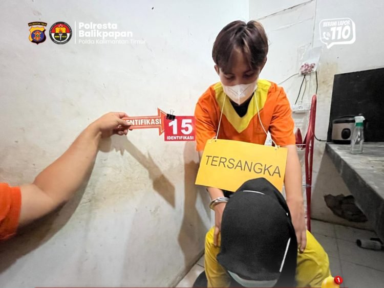 Rekonstruksi kasus pembunuhan di Jalan Indrakilla. (Dok. Instagram @polrestabalikpapan)