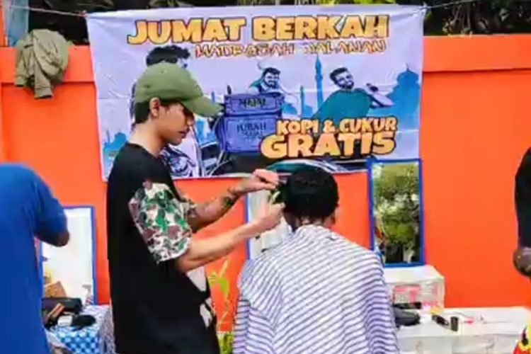 Jumat Berkah Madsarah Jalanan adakan kegiatan Cukur Rambut Gratis di dekat Islamic Center. (Dok. Tangkapan Layar]