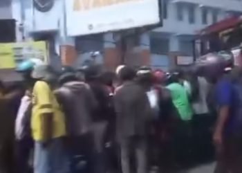 Tangkapan layar kecelakaan motor vs truk trailer di dekat Bundaran Rapak. (Dok. Tangkapan Layar)