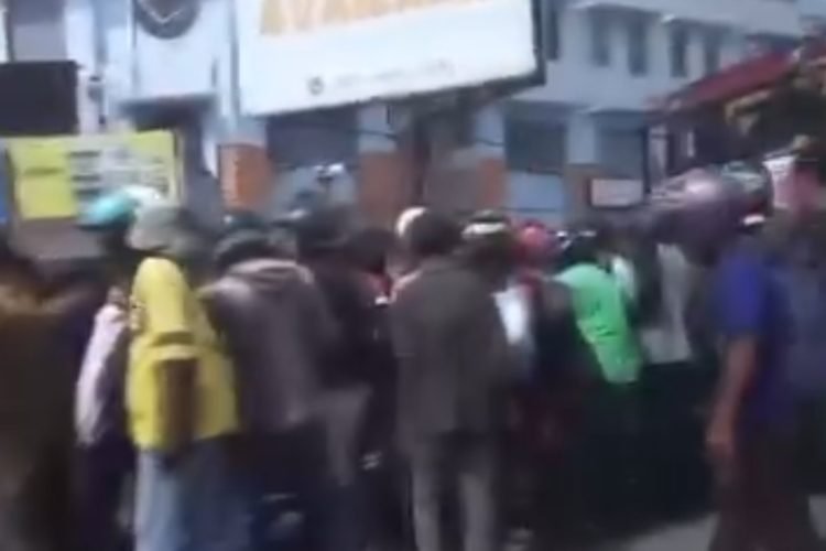 Tangkapan layar kecelakaan motor vs truk trailer di dekat Bundaran Rapak. (Dok. Tangkapan Layar)