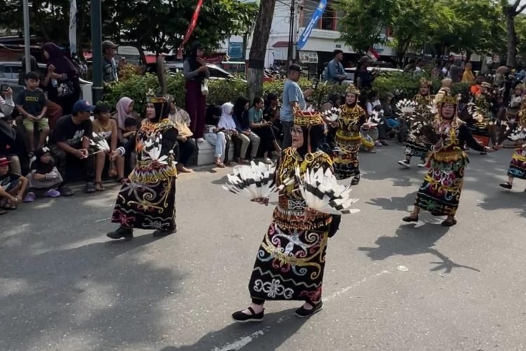 Salah satu peserta Pawai Budaya Nusantara. (Dok. Imam/Portalbalikpapan)