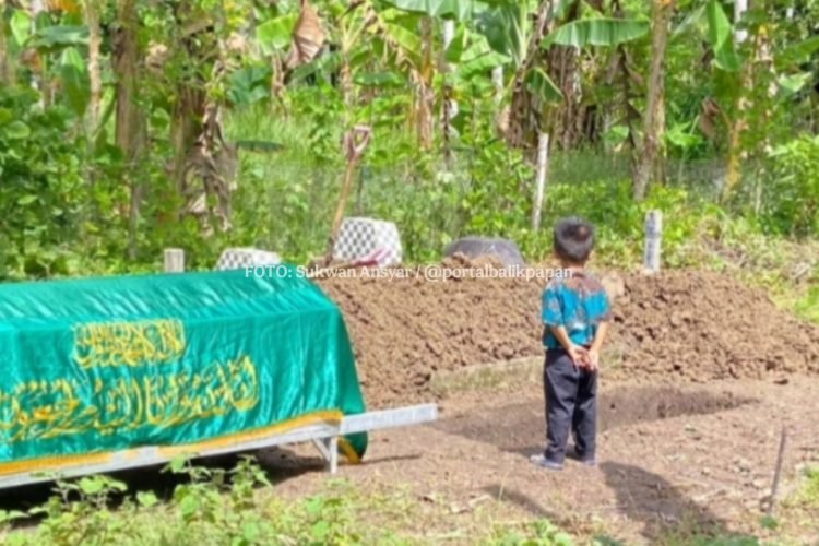 Satria Airlangga (3) di depan makam ibunya. (Dok. Sukwan Ansyar / Portal Balikpapan