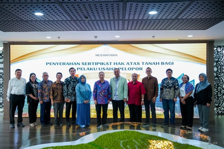 Penyerahan sertifikat hak atas tanah bagi pelaku usaha pelopor. (Dok. Humas Oikn)