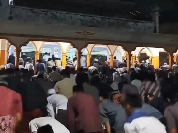 Tangkapan layar video viral Shalat Tarawih cepat di Blitar, Jawa Timur. (Doc. Istimewa)