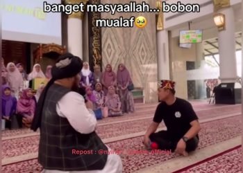 Tangkapan layar momen Bobon Santoso mengucap dua kalimat syahadat. (Dok. Istimewa)