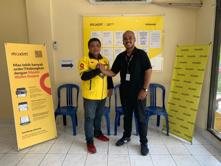 Driver Maxim terima bonus hari raya. (Dok. Maxim)