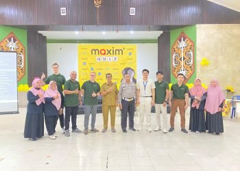 Kolaborasi Unik: Maxim, Guru, dan Polisi Edukasi Siswa Soal Keselamatan dan Bahasa Inggris. (Dok. MHD/PortalBalikpapan)