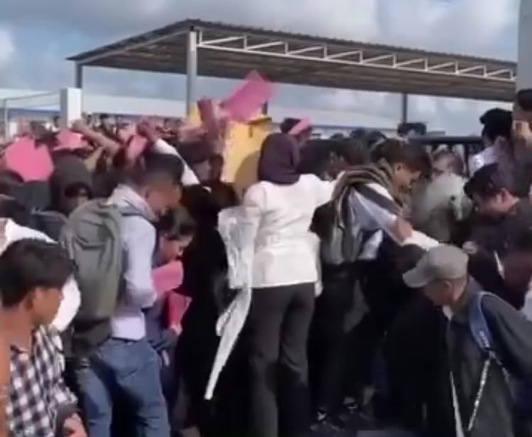 Tangkapan layar pelamar berdesakan untuk melamar kerja di salah satu perusahaan di Batam. (Dok. Istimewa)