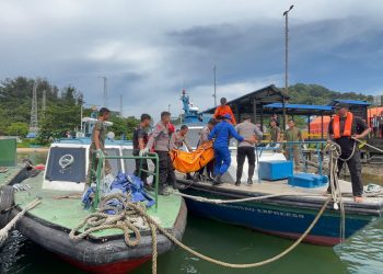Jenazah Ilham ditemukan di kamar ekonomi kapal Ferry Mukhlisa. Tim SAR lanjutkan pencarian korban kedua. (Dok. Ist)