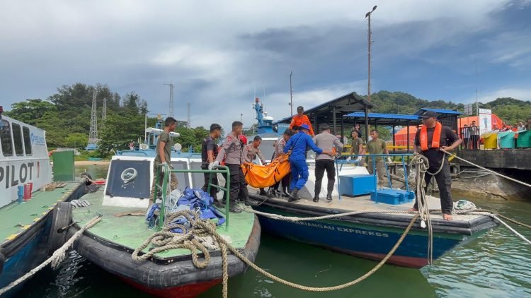 Jenazah Ilham ditemukan di kamar ekonomi kapal Ferry Mukhlisa. Tim SAR lanjutkan pencarian korban kedua. (Dok. Ist)