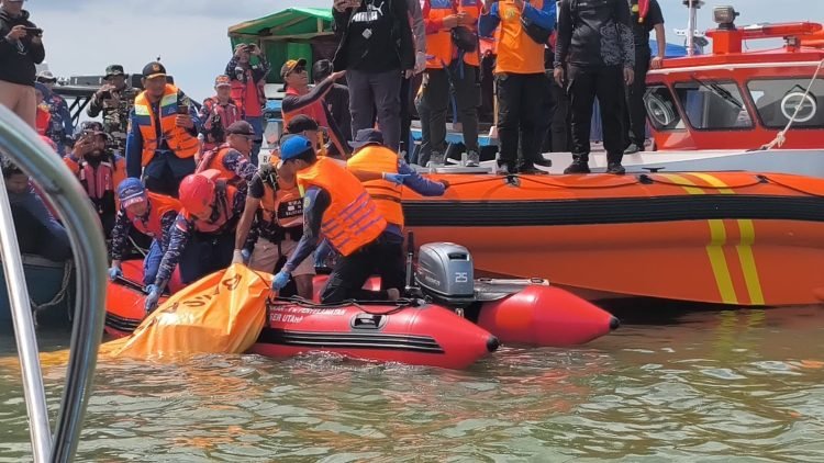 Evakuasi jenazah korban terakhir Ferry Muchlisa oleh Tim SAR Gabungan di perairan Balikpapan. (Dok. MHD/PB)