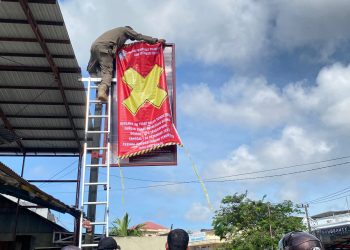 Satpol PP Balikpapan turunkan iklan rokok tanpa izin, dukung Kota Ramah Anak. (Dok. Muhammad/PortalBalikpapan)