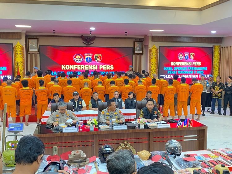 Puluhan tersangka premanisme ditampilkan Polda Kaltim dalam konferensi pers di Balikpapan. (Dok. Muhammad/PortalBalikpapan)