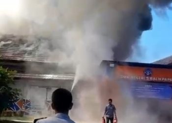 Kobaran api hanguskan tujuh ruangan di SMKN 5 Balikpapan. (Dok. Istimewa)